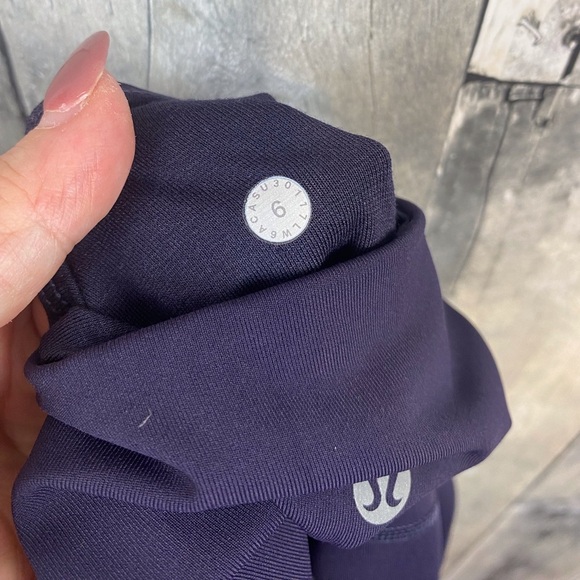 Lululemon Anew Crop (21") in Black Grape Size 6. - Picture 8 of 16